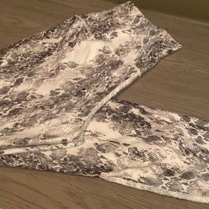 Snakeskin print leggings